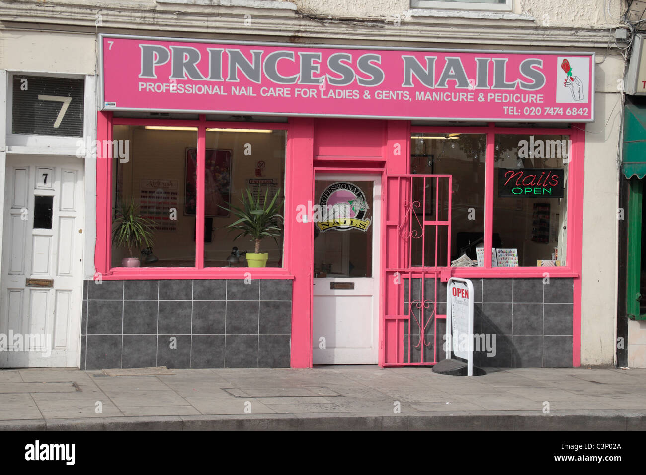 Una cura delle unghie boutique in North Woolwich, East London, Regno Unito. Foto Stock