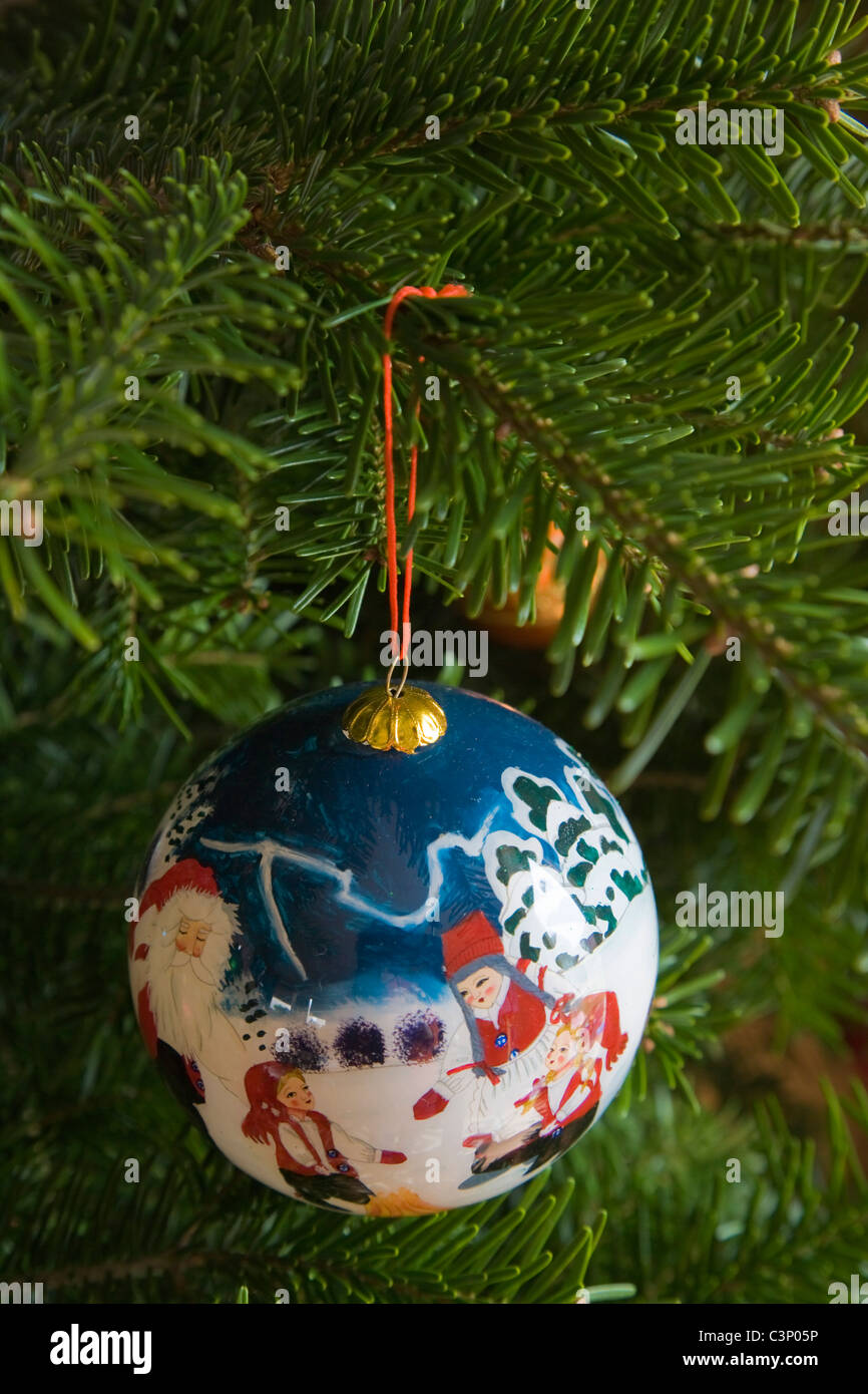 Motivo norvegese pallina di vetro su albero di Natale vero il ramo. Foto Stock