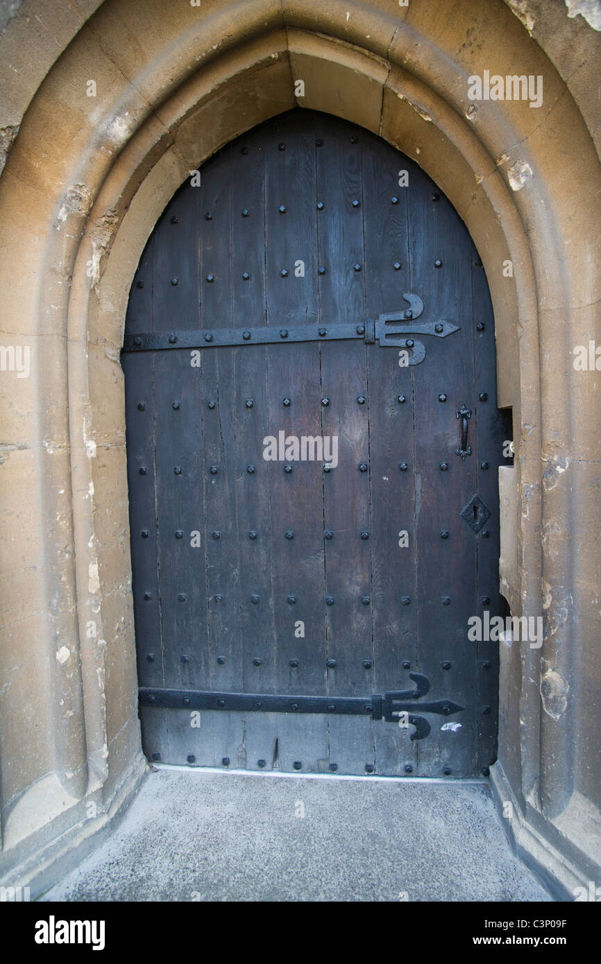 Una porta medioevale con letti in ferro battuto con cerniere e viti prigioniere. La cattedrale di Gloucester. Gloucester. In Inghilterra. Foto Stock