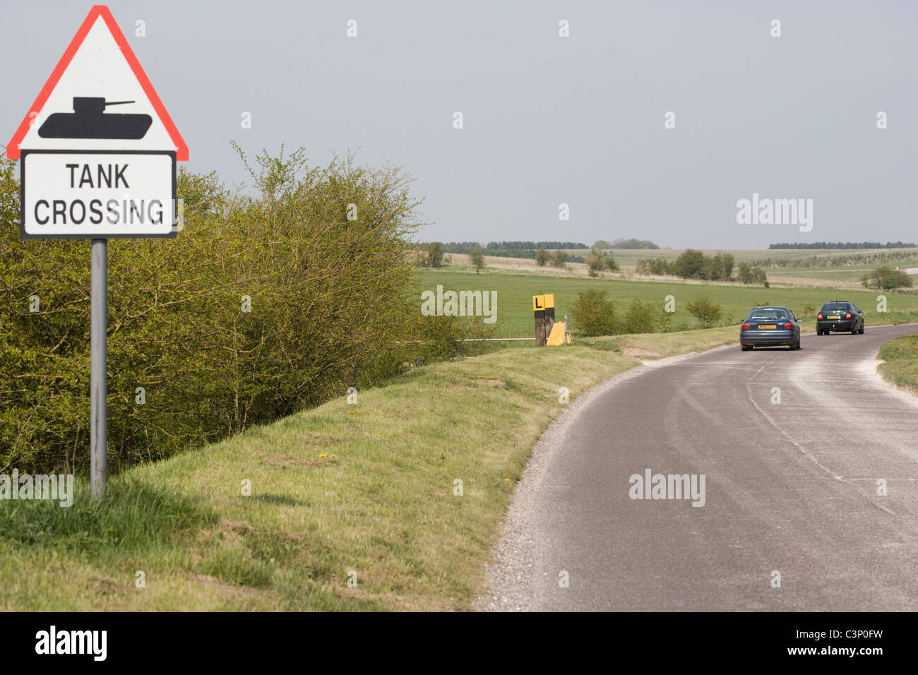 Serbatoio attraversando il traffico di segnalazione firmare in Inghilterra. Foto Stock