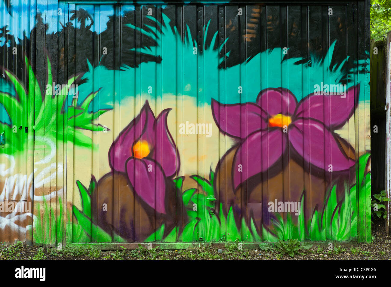 Graffiti su un muro fatto di ferro corrugato mostrante l'erba e due fiori, Monaco di Baviera, Germania Foto Stock