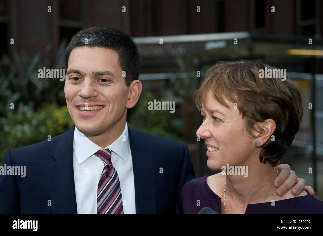 David Miliband e sua moglie sono arrivate in corrispondenza del lavoro annuale conferenza di partito 2010 in Manchester Central domenica 26 settembre Foto Stock