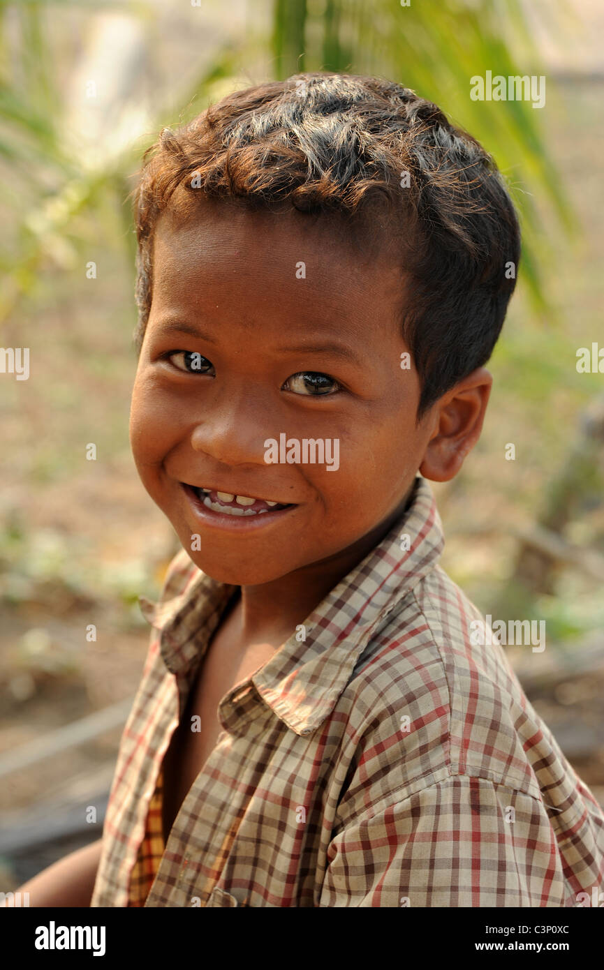 Ragazzo cambogiano pone per la fotocamera Foto Stock