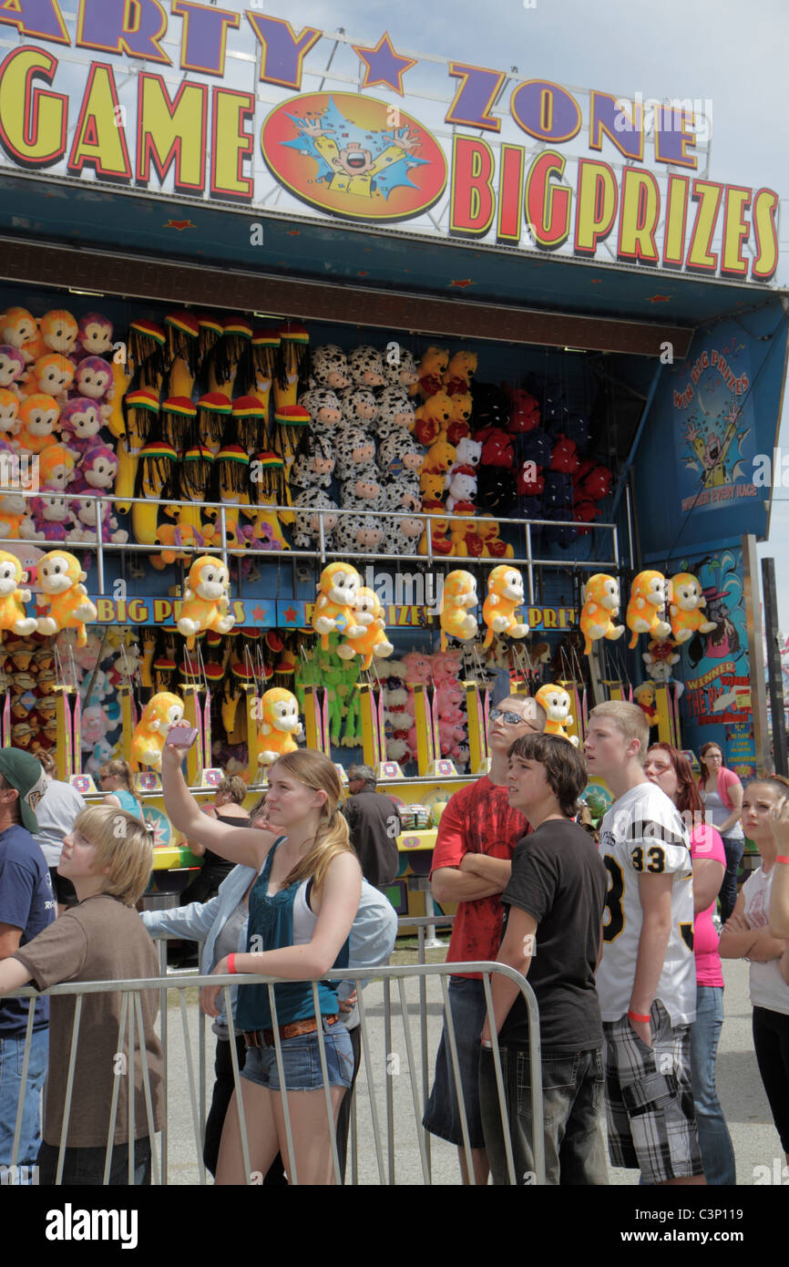 Plant City Florida,Florida Strawberry Festival,evento,carnevale,gioco,premi,coda di linea,teen teen teenage teenager giovani adolescenti adolescenti adolescenti adolescenti, visitatori t Foto Stock