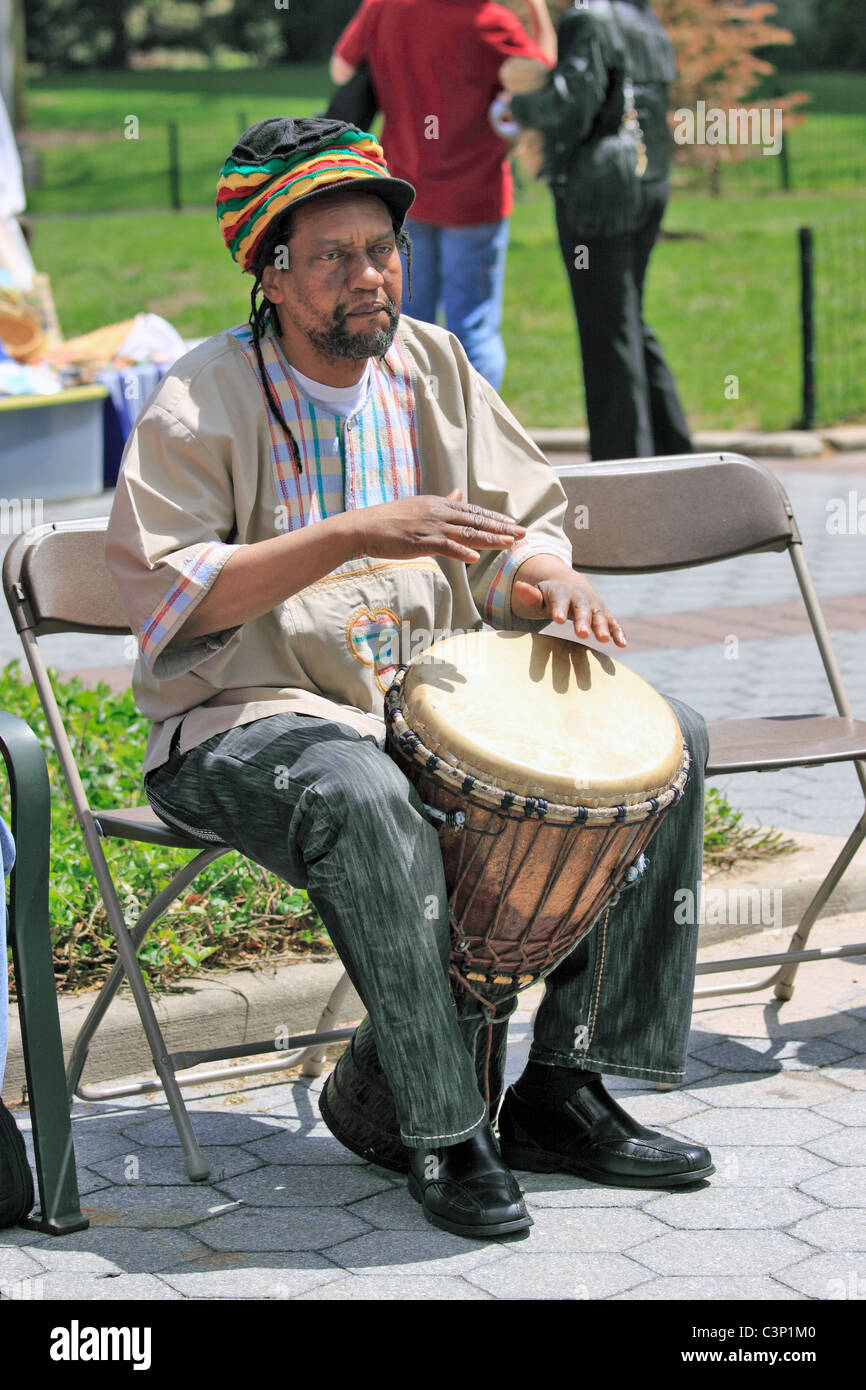 L'uomo gioca bongo al Festival Earthstock, Stony Brook University di Long Island, NY Foto Stock