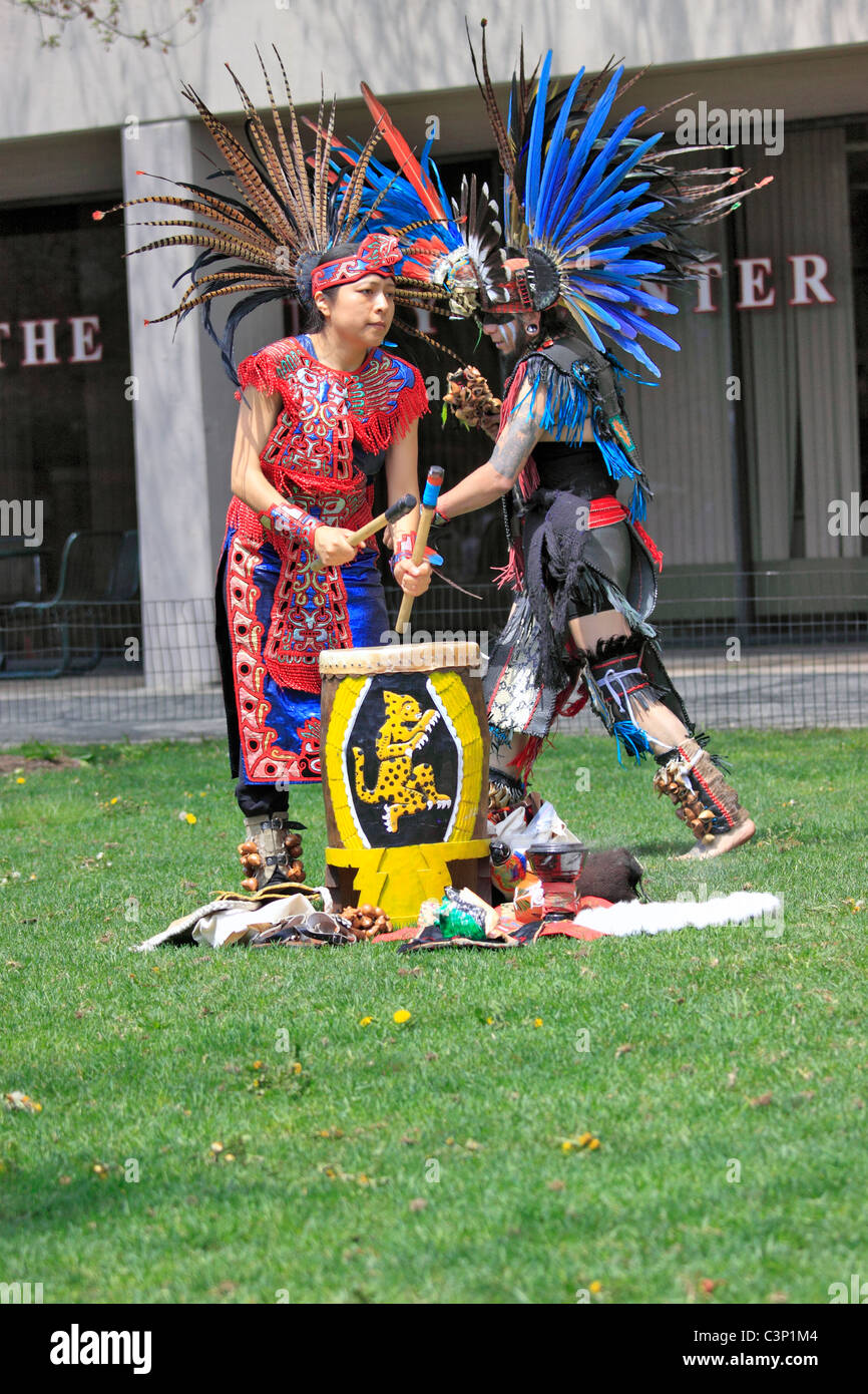 Native American dance troupe peforming a Earthstock festival a Stony Brook University di Long Island, NY Foto Stock