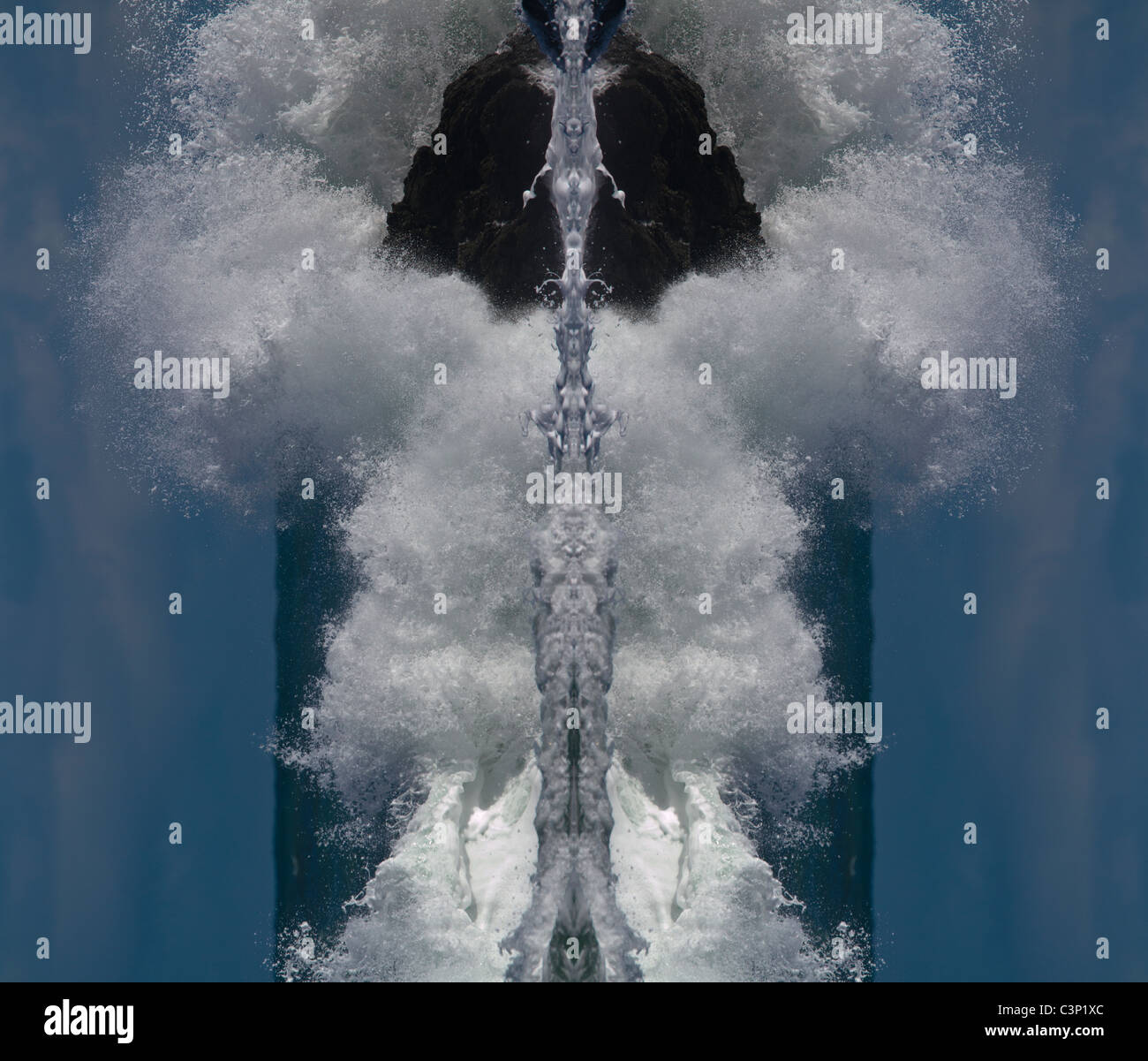 In modo digitale immagine riflessa di onde che si infrangono contro una roccia Foto Stock