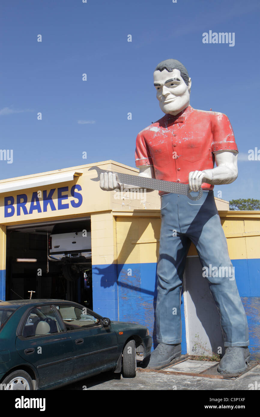 Florida Zephyrhills, business meccanico auto, gigante figura maschile, mascotte, statua, visitatori viaggio viaggio turistico turismo punto di riferimento cultura c Foto Stock