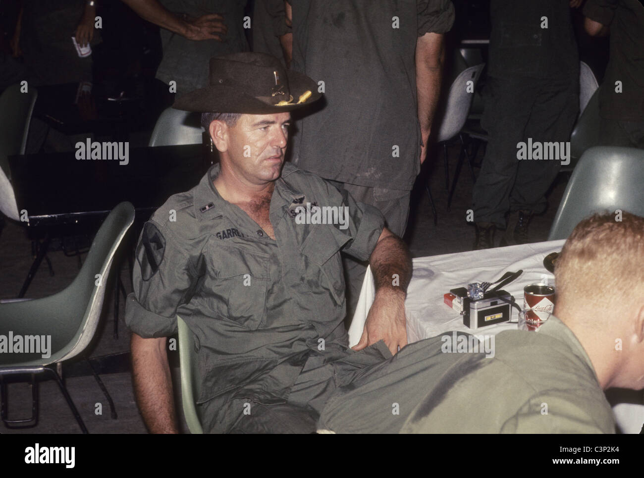 Cavalleria pilota Scout loach OH-6A stetson 1a divisione di cavalleria volo patch nomex officers club capitano bar hat Foto Stock