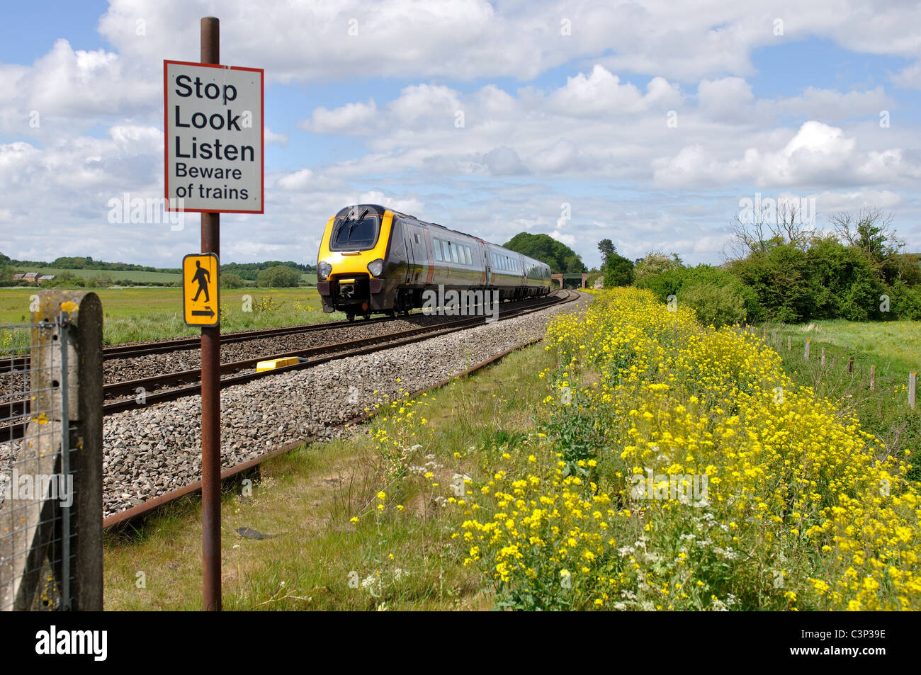 Arriva il Cross Country Voyager stazione ferroviaria vicino a piedi percorrendo Foto Stock