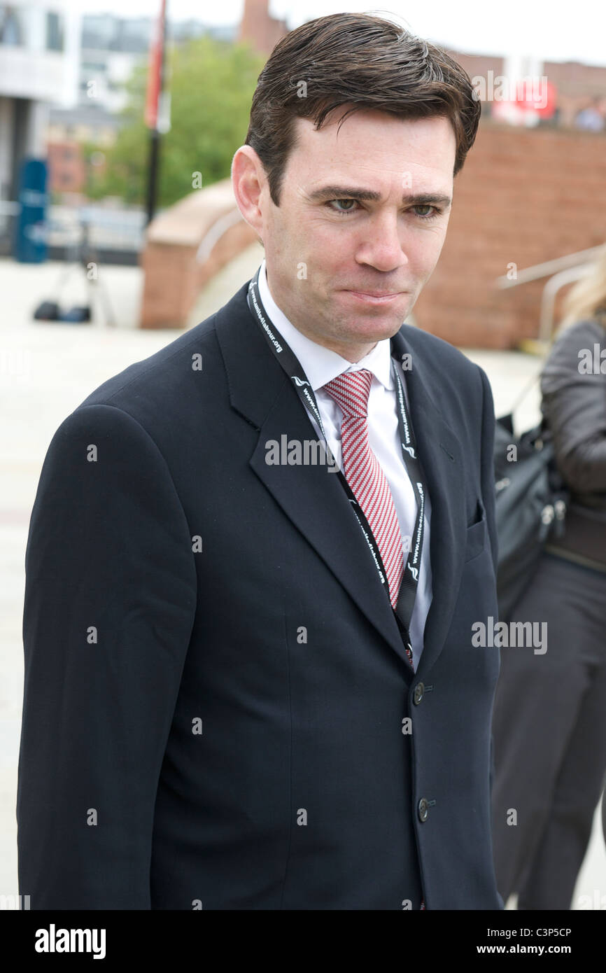 Andy Burnham, manodopera l'ombra del Segretario di Stato per l'Educazione, dà un intervista al di fuori del centro di Manchester al Partito laburista Foto Stock