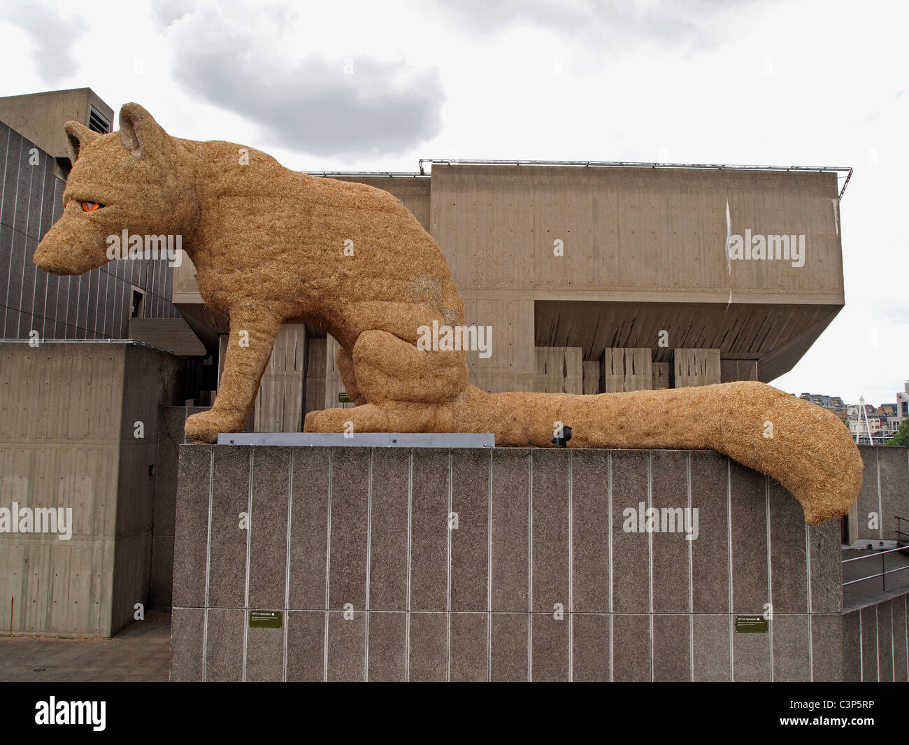 Scultura gigante chiamato 'Urban Fox" eretta al di fuori della Hayward Gallery presso il Southbank Centre di Londra, 2011 Foto Stock