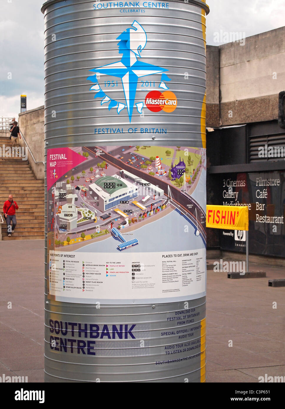 Digital Signage vicino la Hayward Gallery per il Southbank's 2011 sessantesimo anniversario del festival 1951 della Gran Bretagna Foto Stock