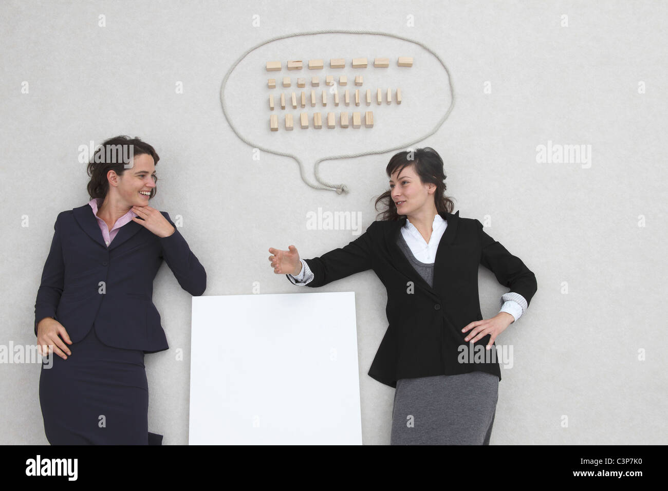 Imprenditrici parlare insieme, sorridente, ritratto, vista in elevazione Foto Stock