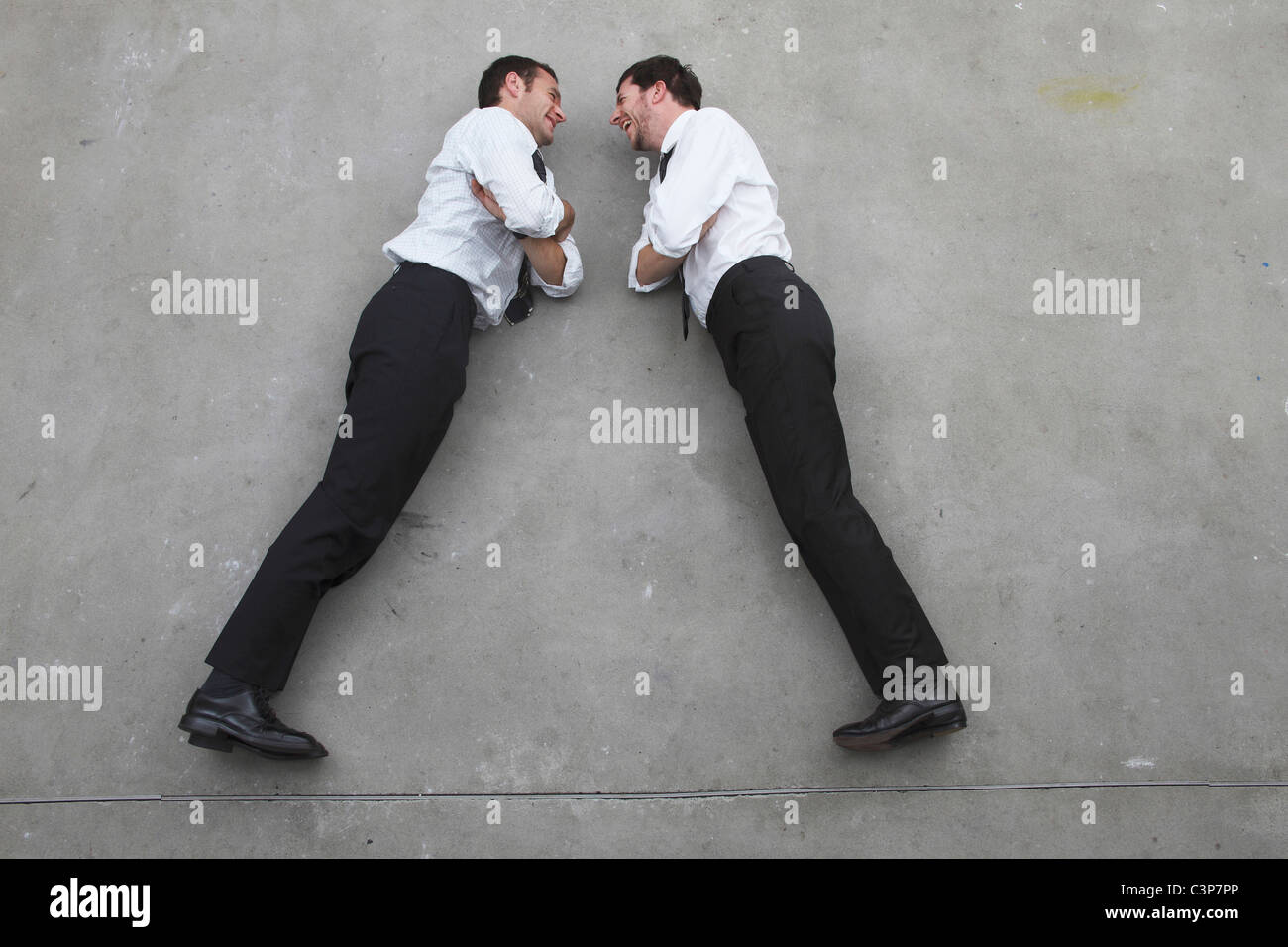Due imprenditori in piedi di fronte a opposte, ritratto, vista in elevazione Foto Stock