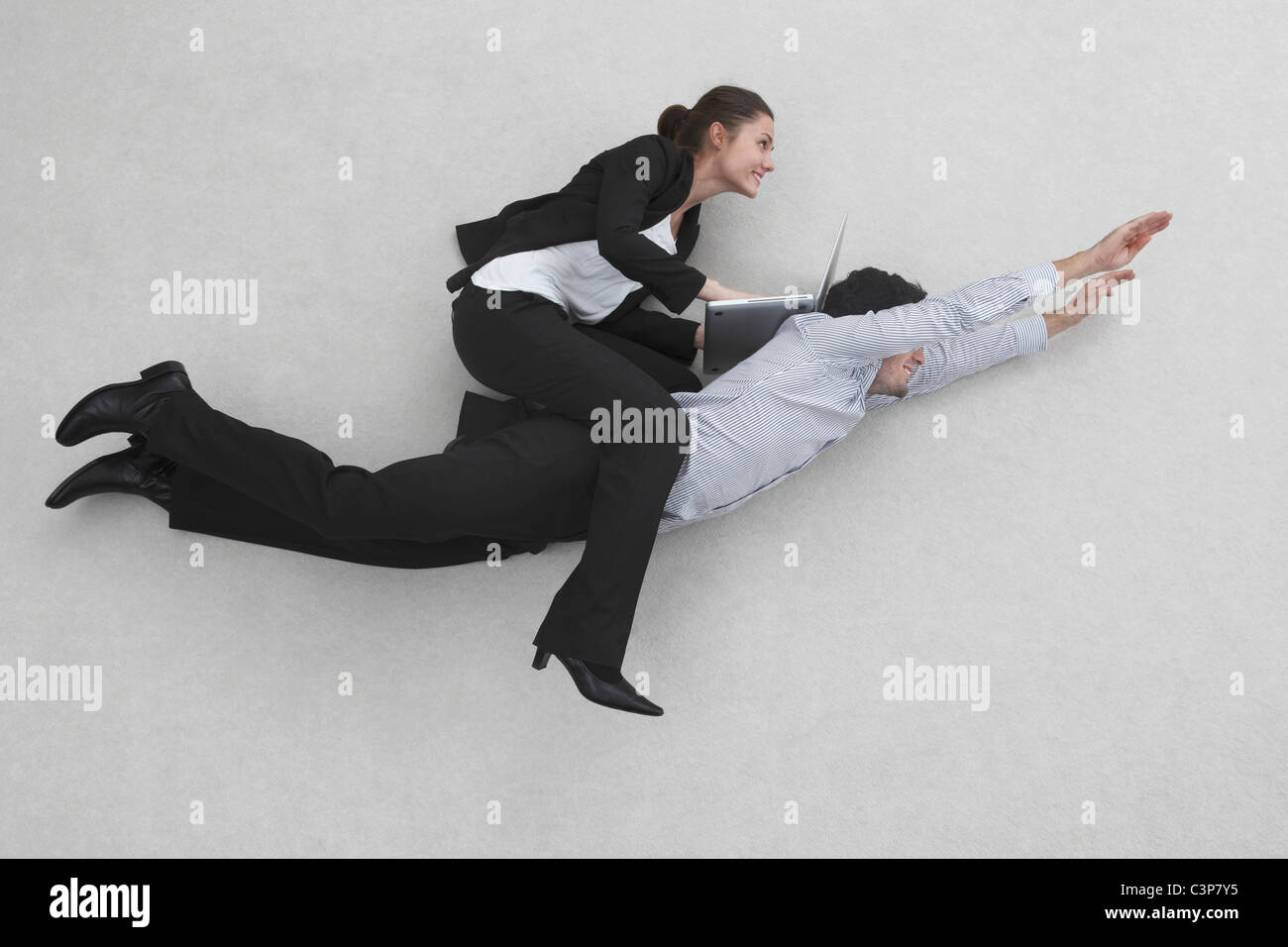 Due persone Businesss, donna cavalcando l uomo con la schiena, vista laterale, vista in elevazione, ritratto Foto Stock