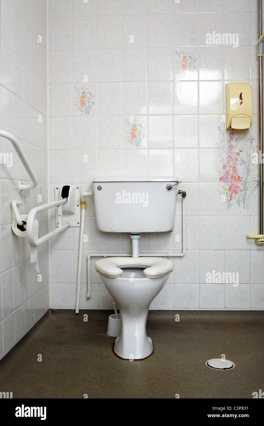 Un bagno che è stata convertita per disabili Foto Stock