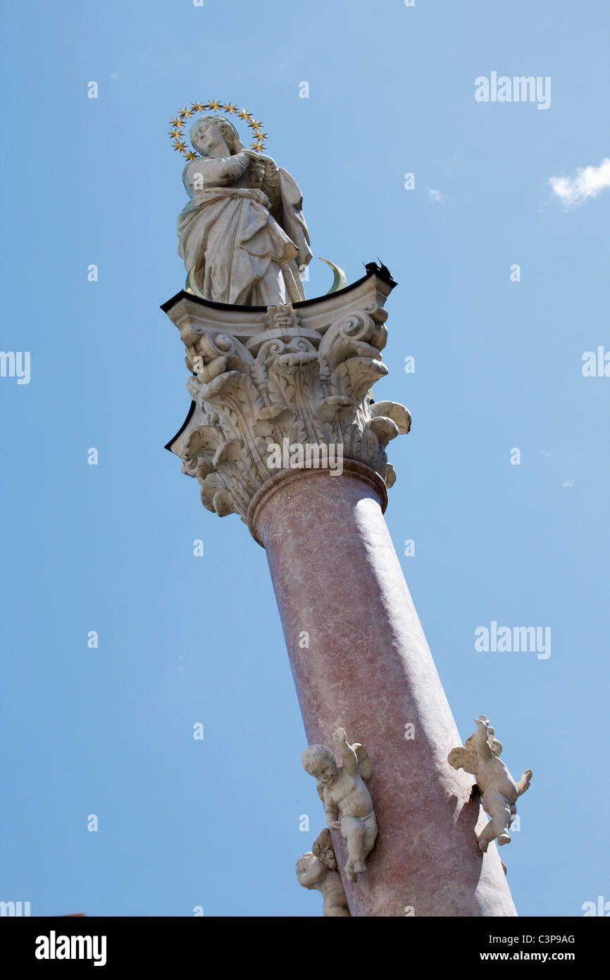 Austria, Tirolo, Innsbruck, a basso angolo di visione della statua Foto Stock