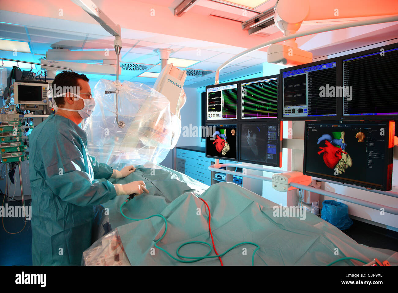 Ospedale, il cateterismo cardiaco laboratorio, (cateterismo cardiaco) è l'inserimento di un catetere in una camera o nel vaso del cuore. Foto Stock