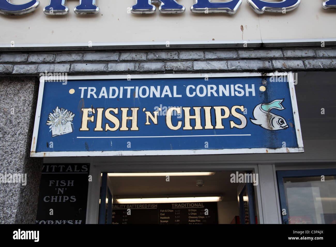 Segno su un tradizionale pesce e Chip Shop, St Ives, Cornwall Foto Stock