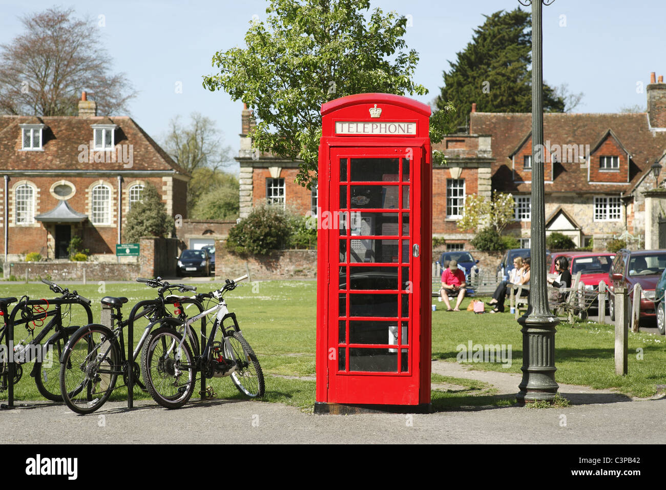 Telefono rosso box, Cattedrale vicino, Salisbury, Wiltshire. Foto Stock