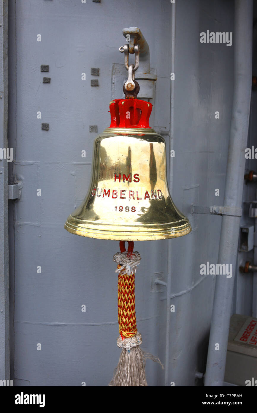 HMS Cumberland nave la campana. Foto Stock