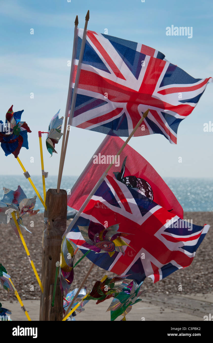 Souvenir unione jack bandiere al vento di mare Foto Stock