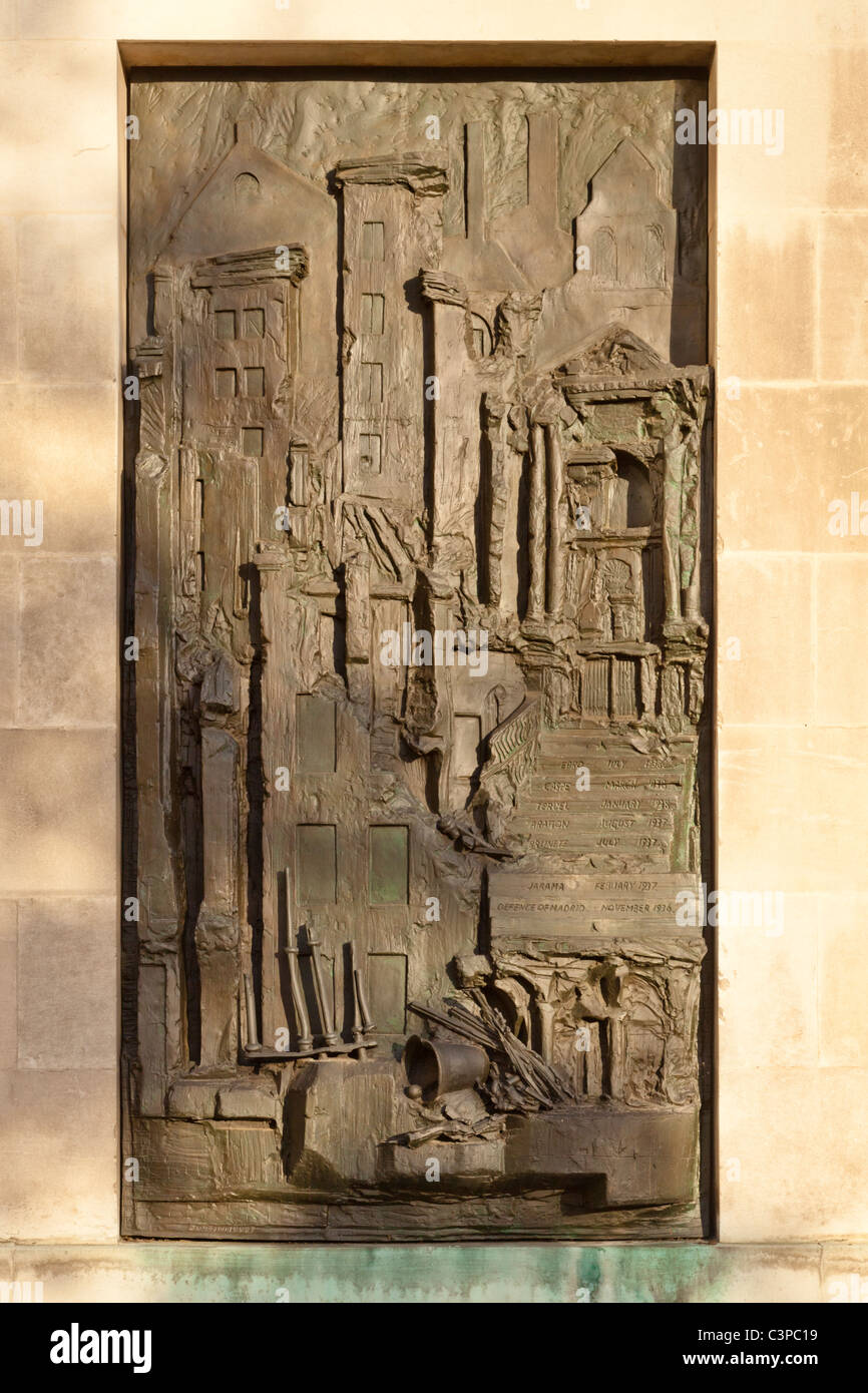 Rilievo bronzeo in memoria della Brigata internazionale nella guerra civile spagnola, County Hall, West Bridgford, Nottinghamshire, England, Regno Unito Foto Stock