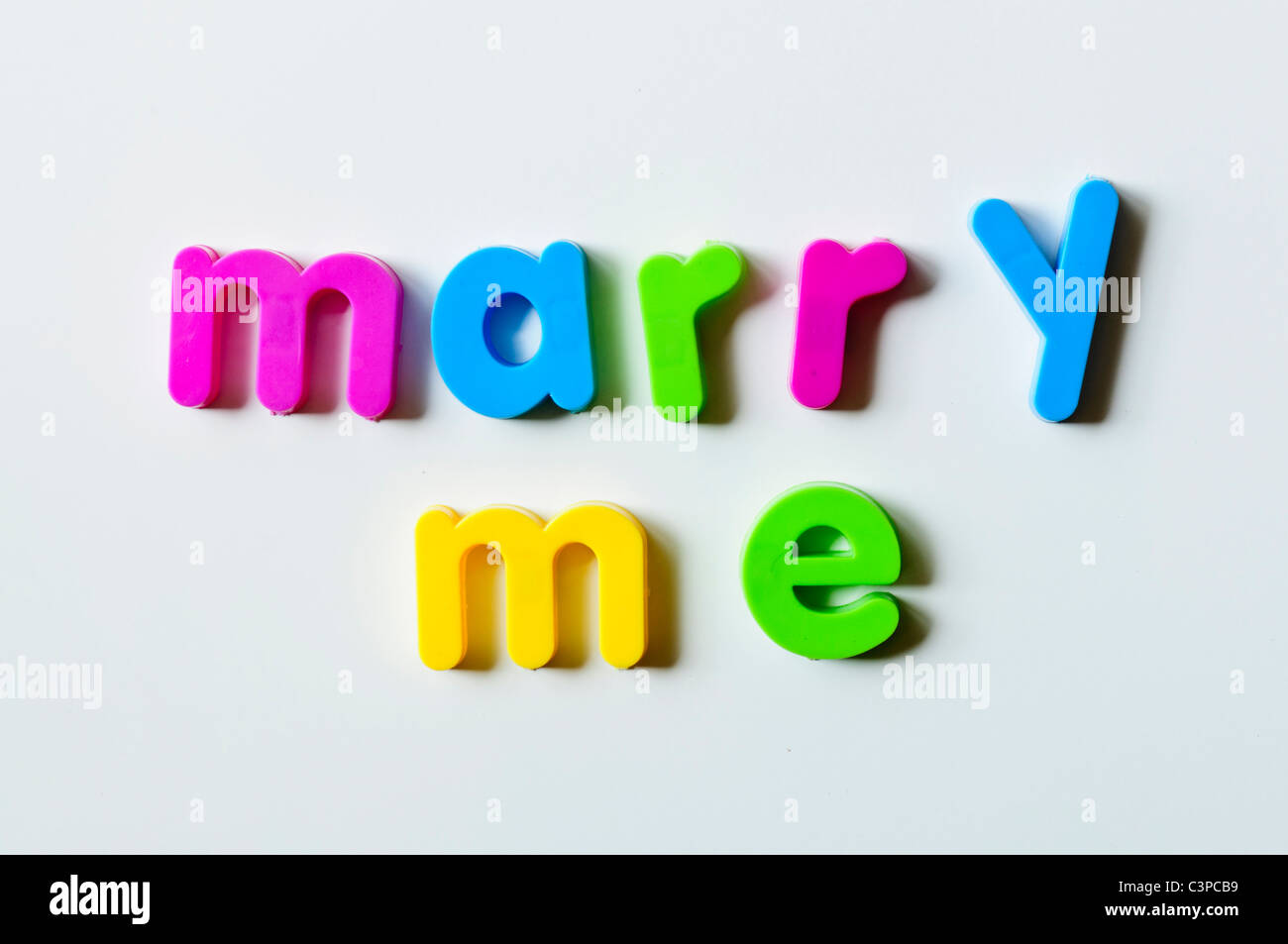Magneti per il frigo lettere magnetiche compitazione 'marry me' Foto Stock