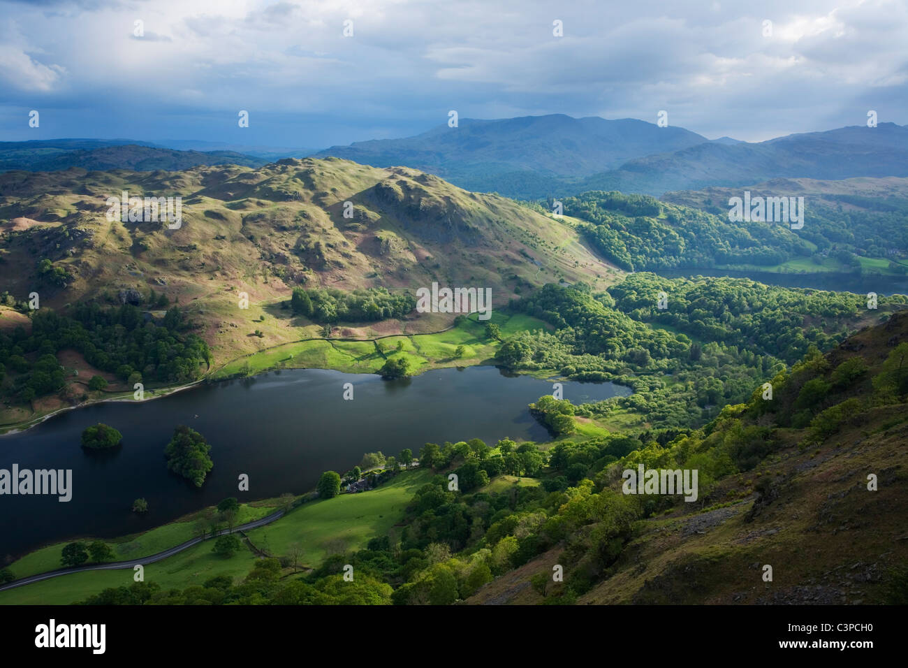 Rydal acqua e Loughrigg è sceso dal NAB di cicatrice con Grassmere al di là. Parco Nazionale del Distretto dei Laghi. Cumbria. In Inghilterra. Regno Unito. Foto Stock