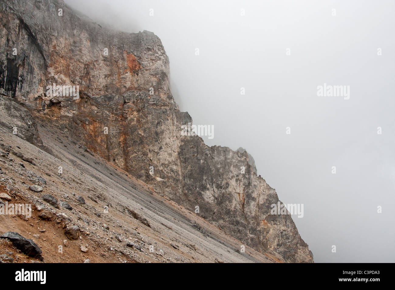 Alpine picchi di montagna nella nebbia - Raxalpe, Austria Foto Stock
