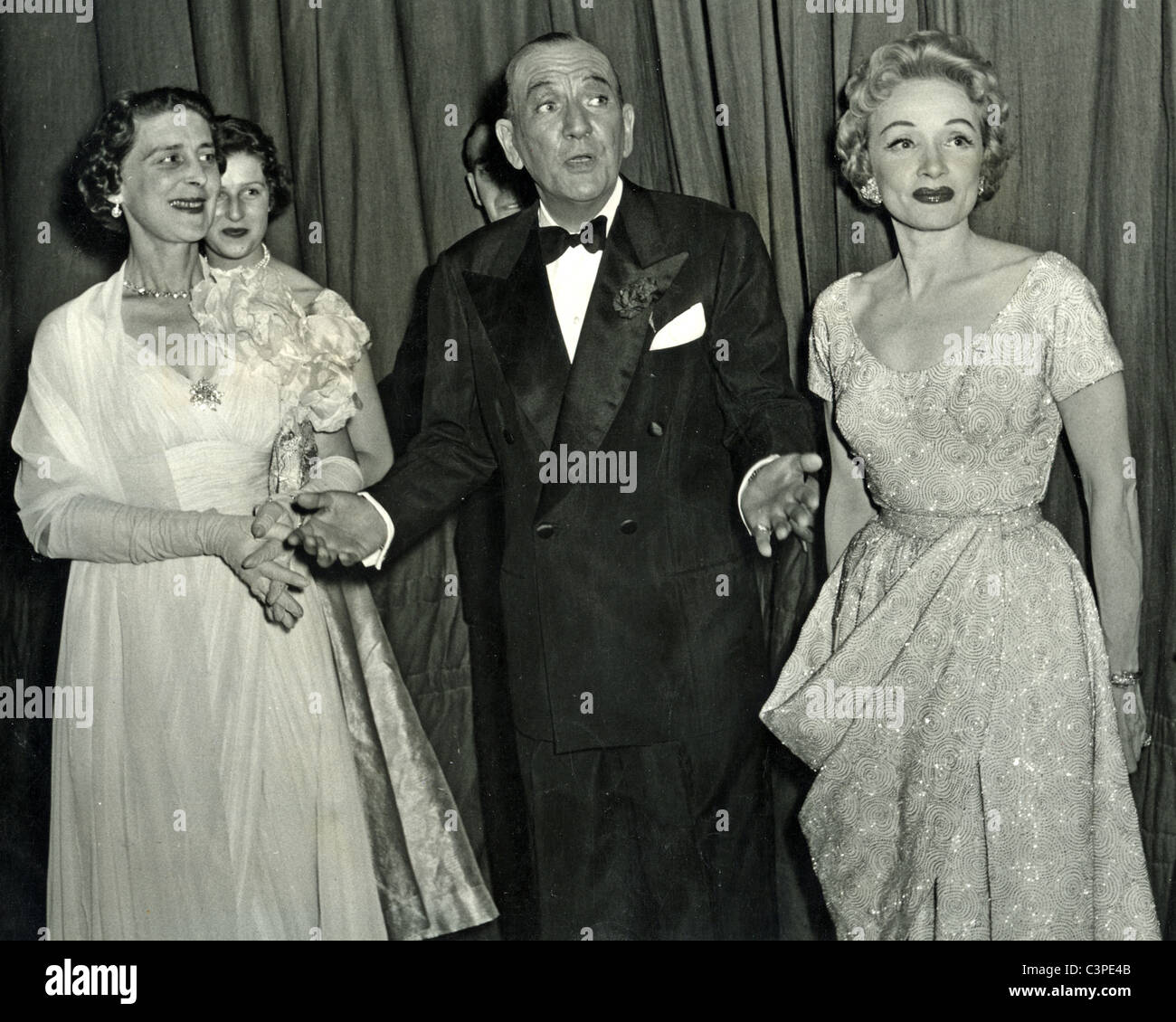 NOEL COWARD con la Duchessa di Kent a sinistra e Marlene Dietrich con la principessa Alexandra dietro di notte di 100 stelle, Luglio 1958 Foto Stock