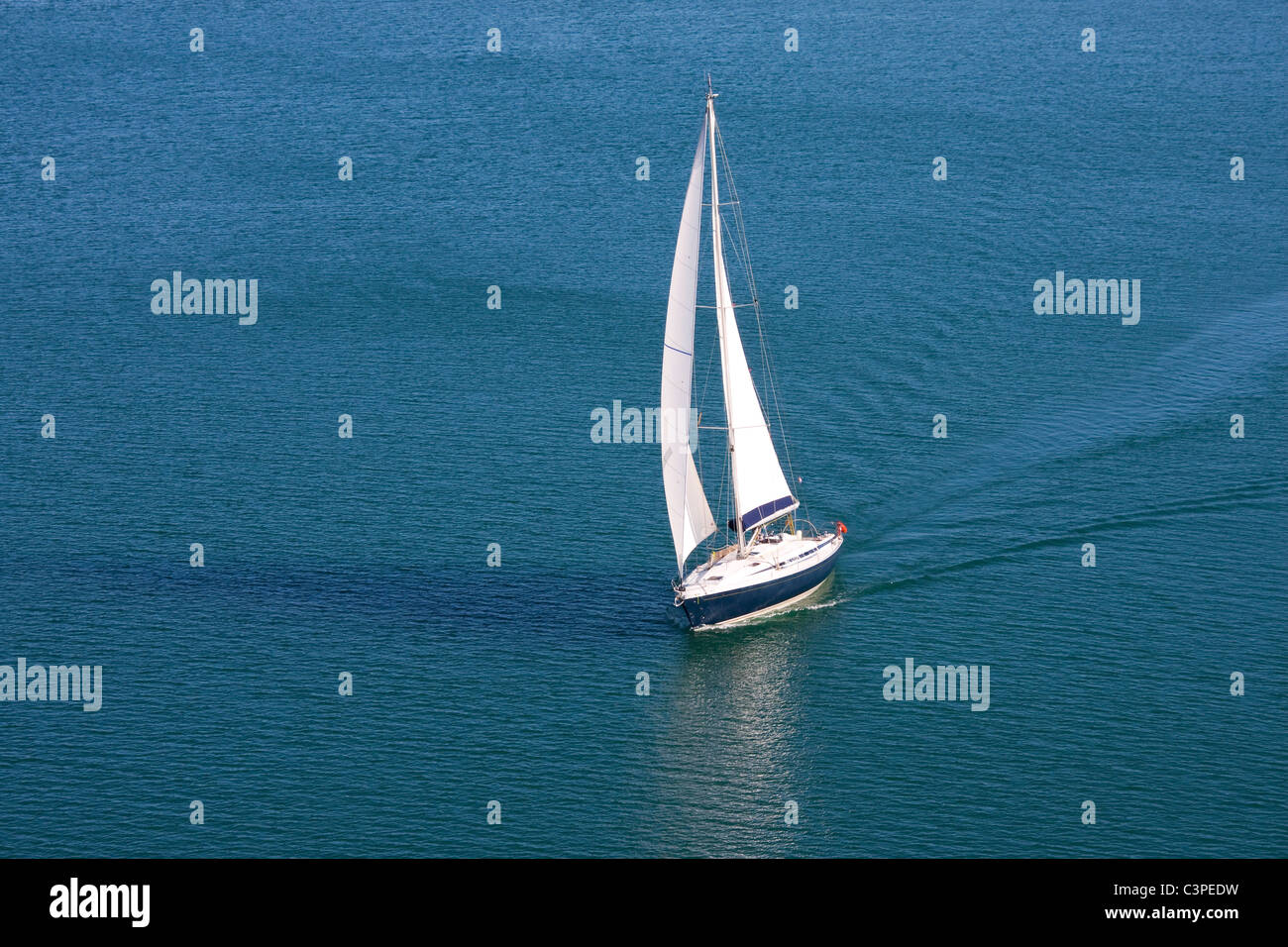 Yacht a vela sul calmo mare blu Foto Stock