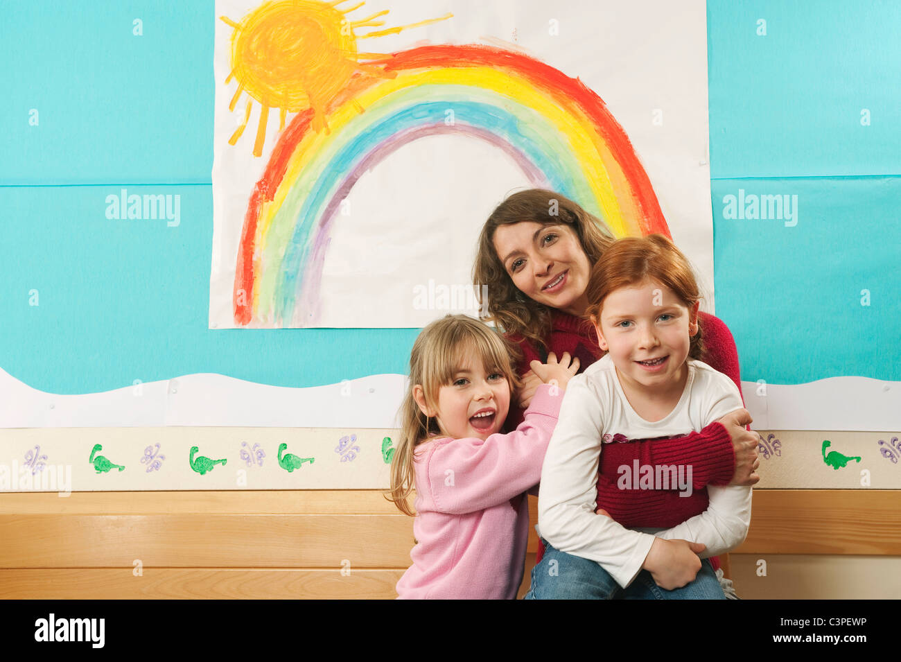 Germania, vivaio femmina-insegnante della scuola e le ragazze (4-5), (5-6) in vivaio, sorridente, ritratto Foto Stock