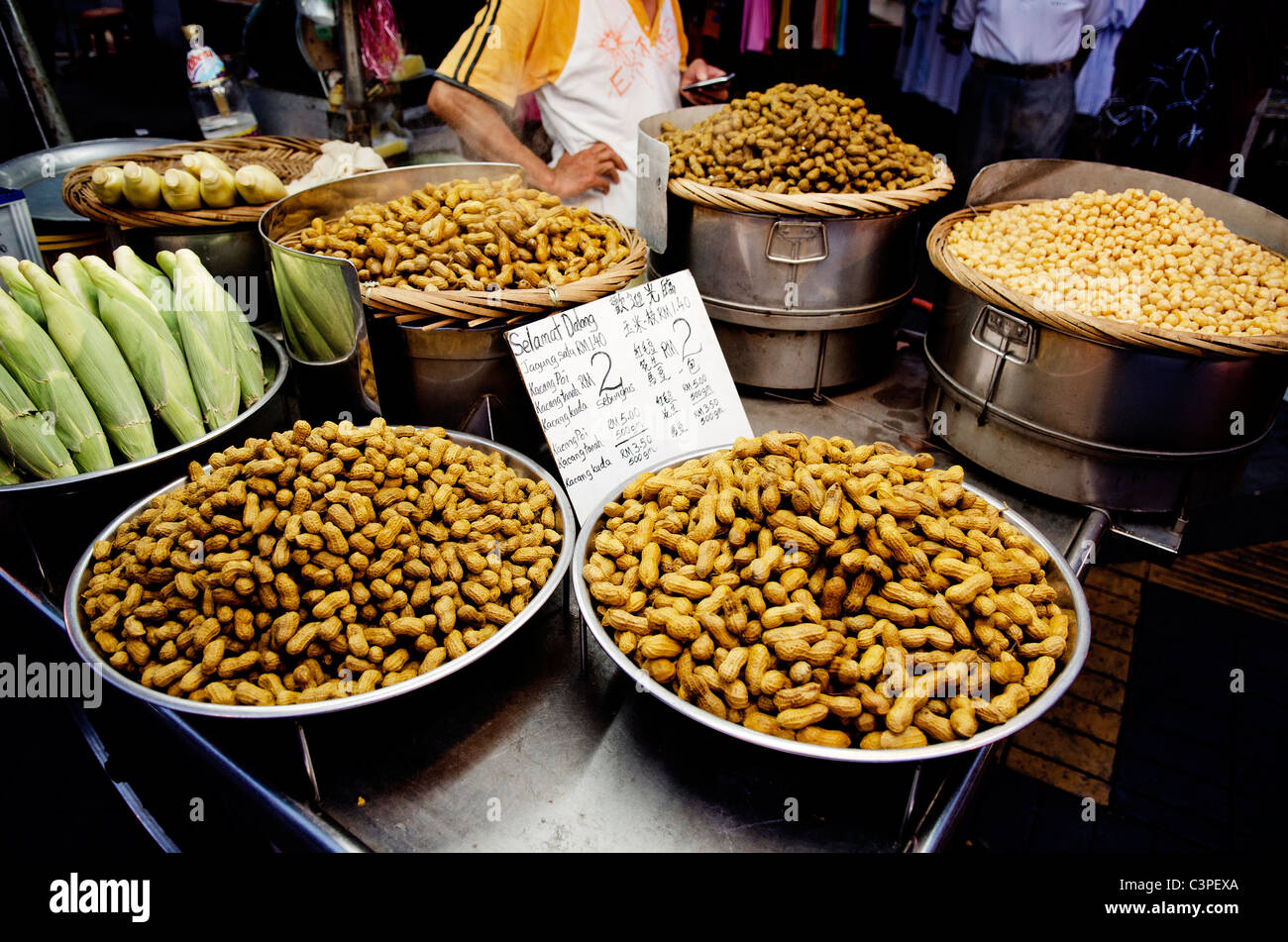Arachidi e altri snack nel mercato di strada penang malaysia Foto Stock