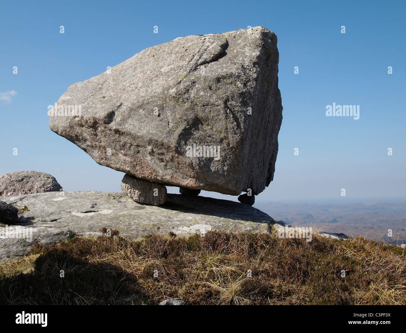 Appollaiato a boulder di Lewisian gneiss, Foinaven da NW (formata dalla fusione glaciale) Foto Stock