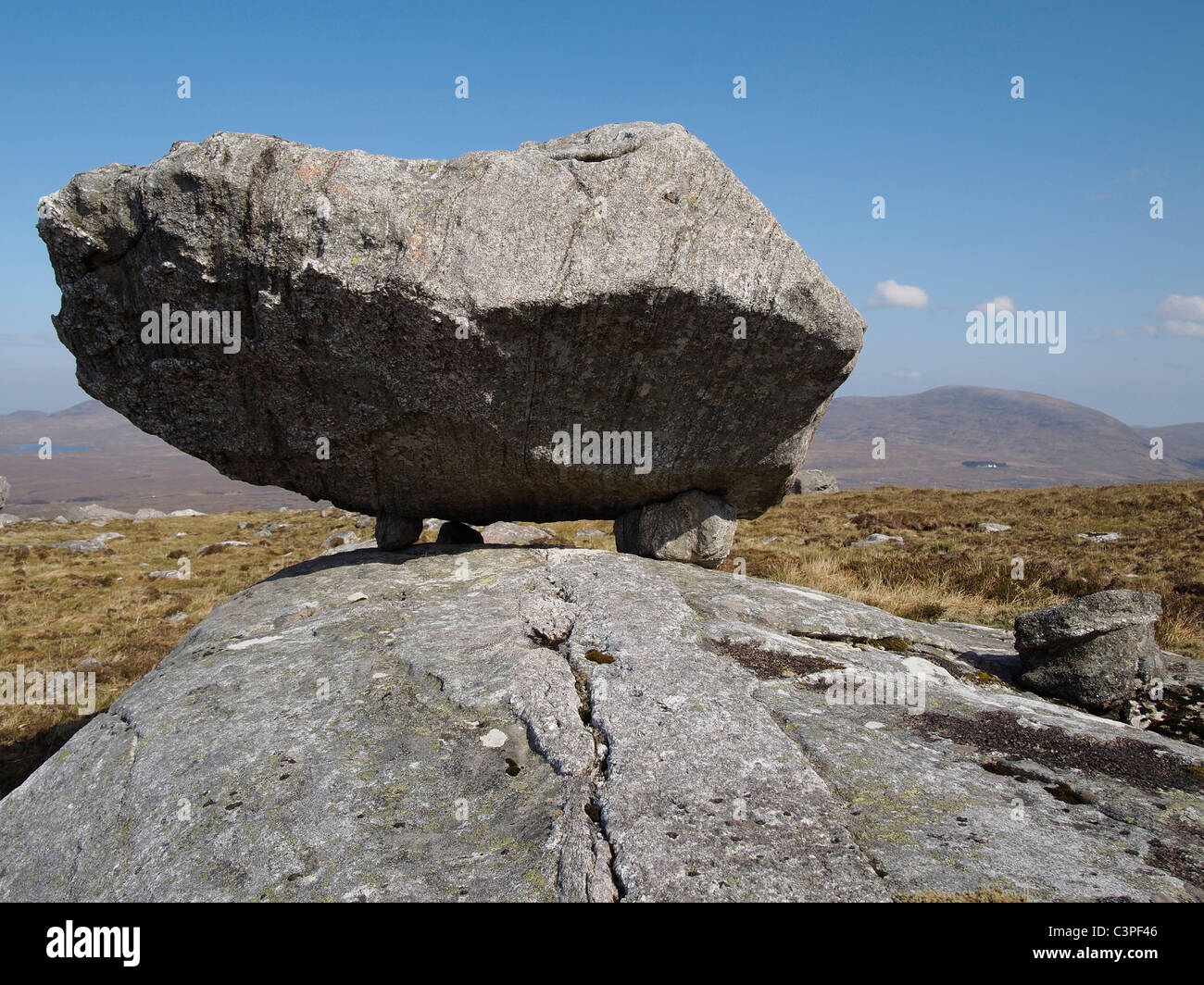 Appollaiato a boulder di Lewisian gneiss, Foinaven, Scozia (formata dalla fusione glaciale) Foto Stock