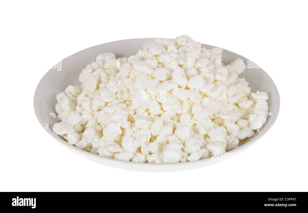 Formaggio su piastra isolata su sfondo bianco Foto Stock