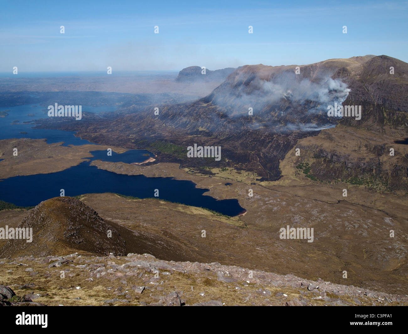 Wild fire su pendii di Cul Beag, Assynt, Scozia, Maggio 2011 Foto Stock