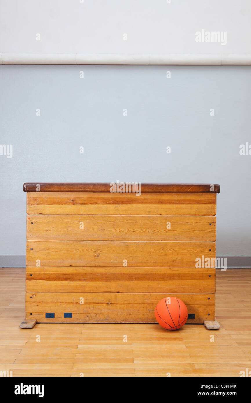 Germania, Berlino, Vaulting horse con basket in palestra della scuola Foto Stock