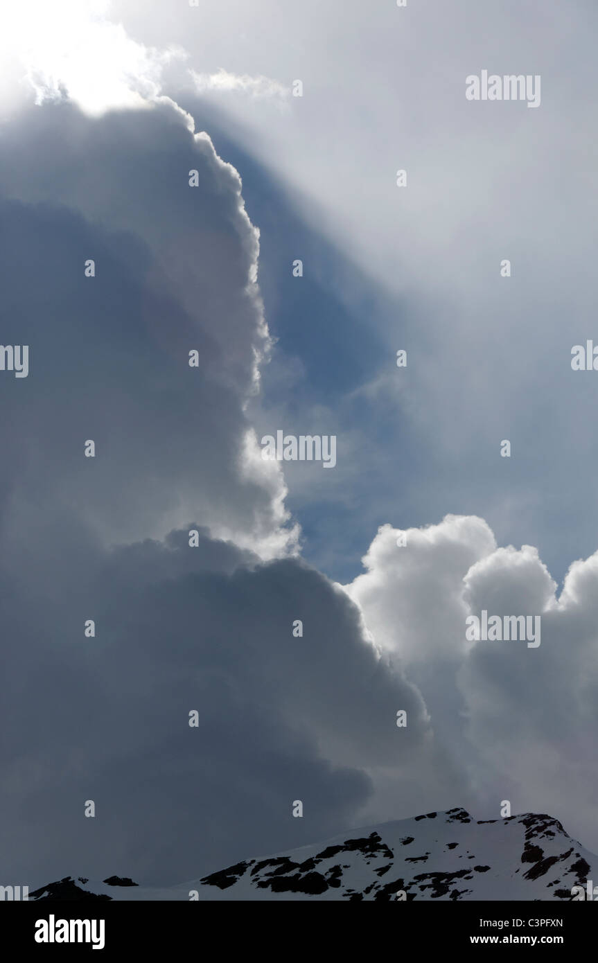 Un mix di pomeriggio di sole e di Cumulus nubi Foto Stock