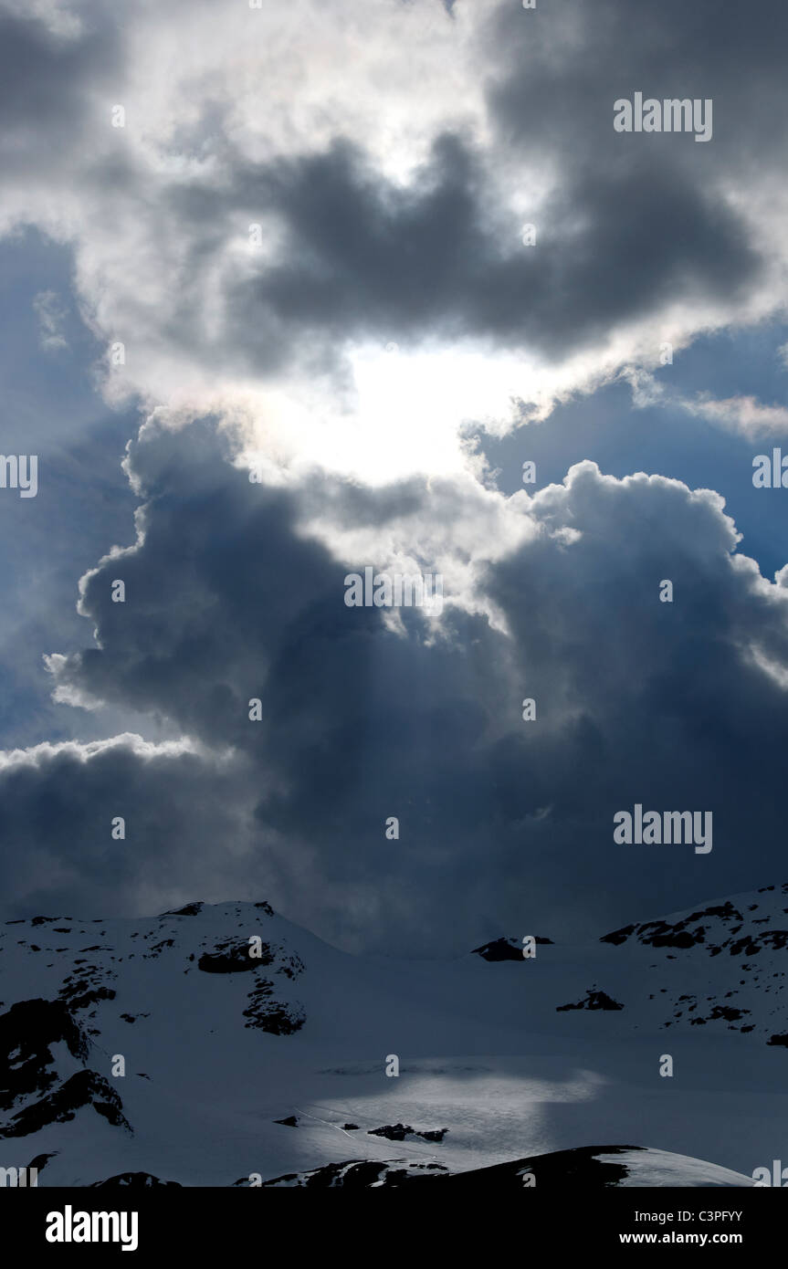 Un mix di pomeriggio di sole e di Cumulus nubi Foto Stock