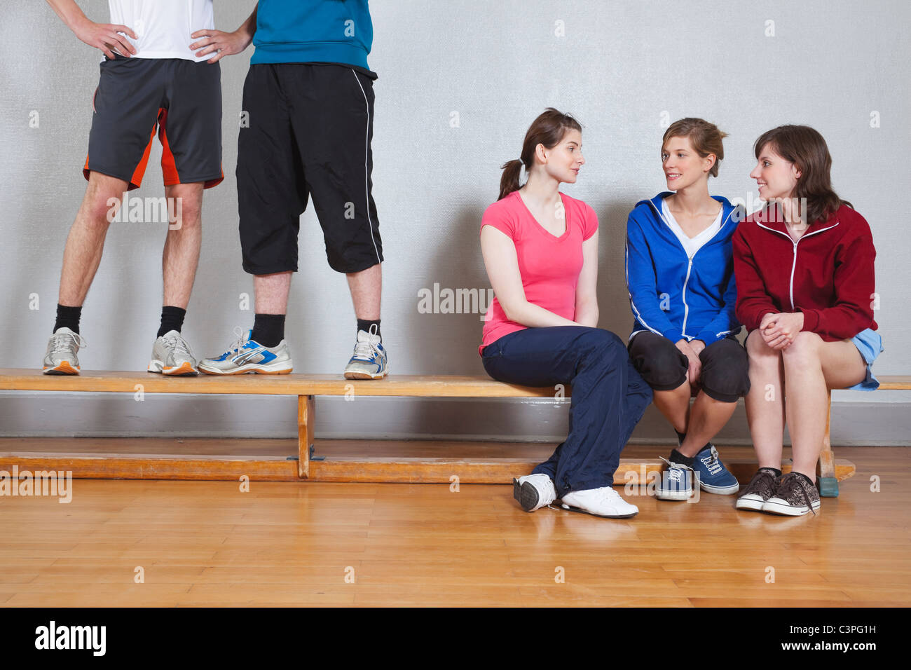 Germania Berlino, giovani e adolescenti persone sedute in palestra della scuola Foto Stock