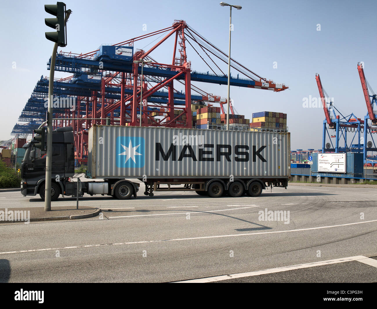 Carrello con Maersk container 40' lasciando il terminale per container Burchardkai passando il Eurogate nel porto di Amburgo, Germania Foto Stock
