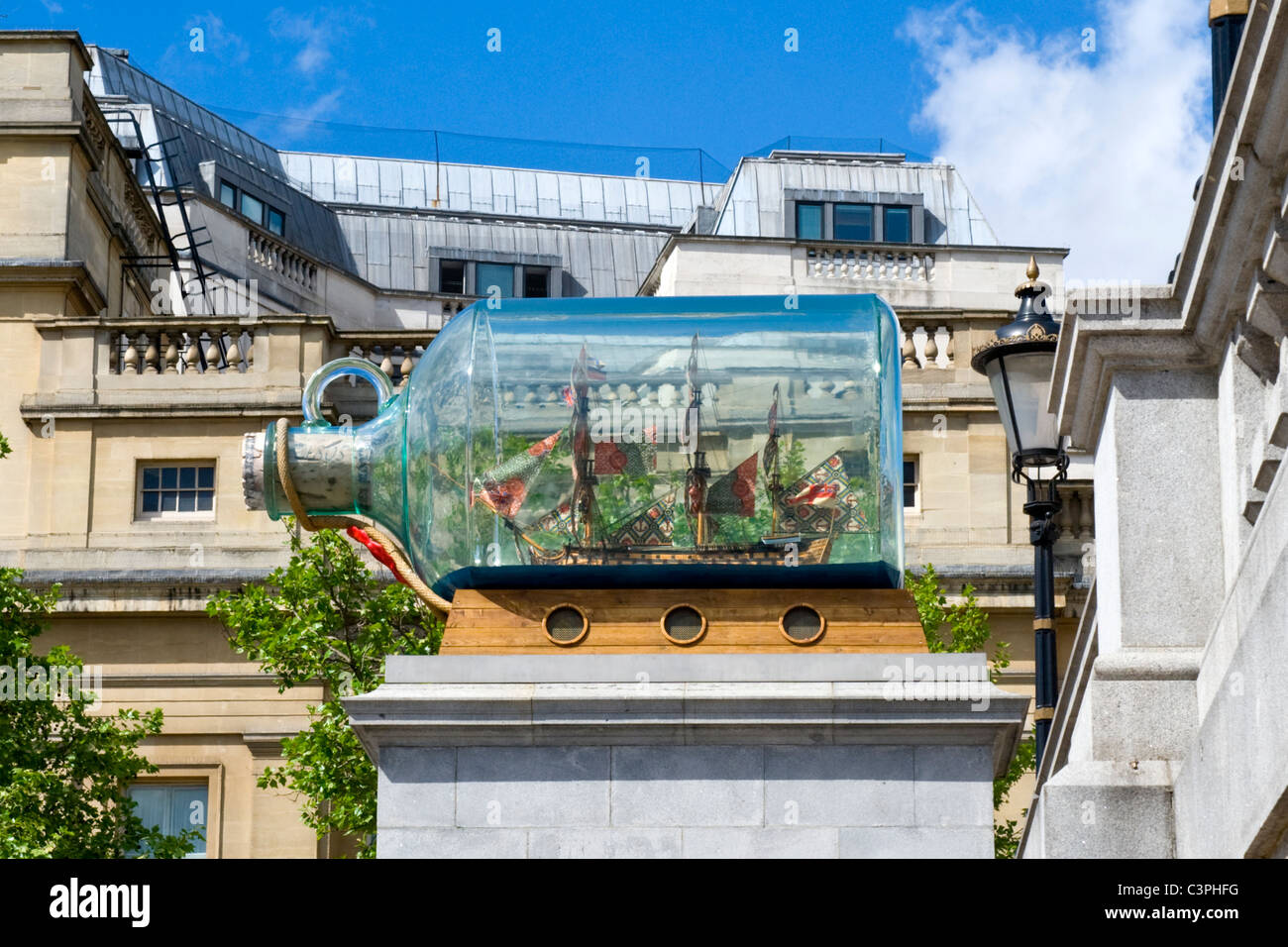 Trafalgar Square , quarto zoccolo , nave in bottiglia di un modello in scala del sistema HMS Victory dall artista britannico nigeriano Shonibare Yinka Foto Stock