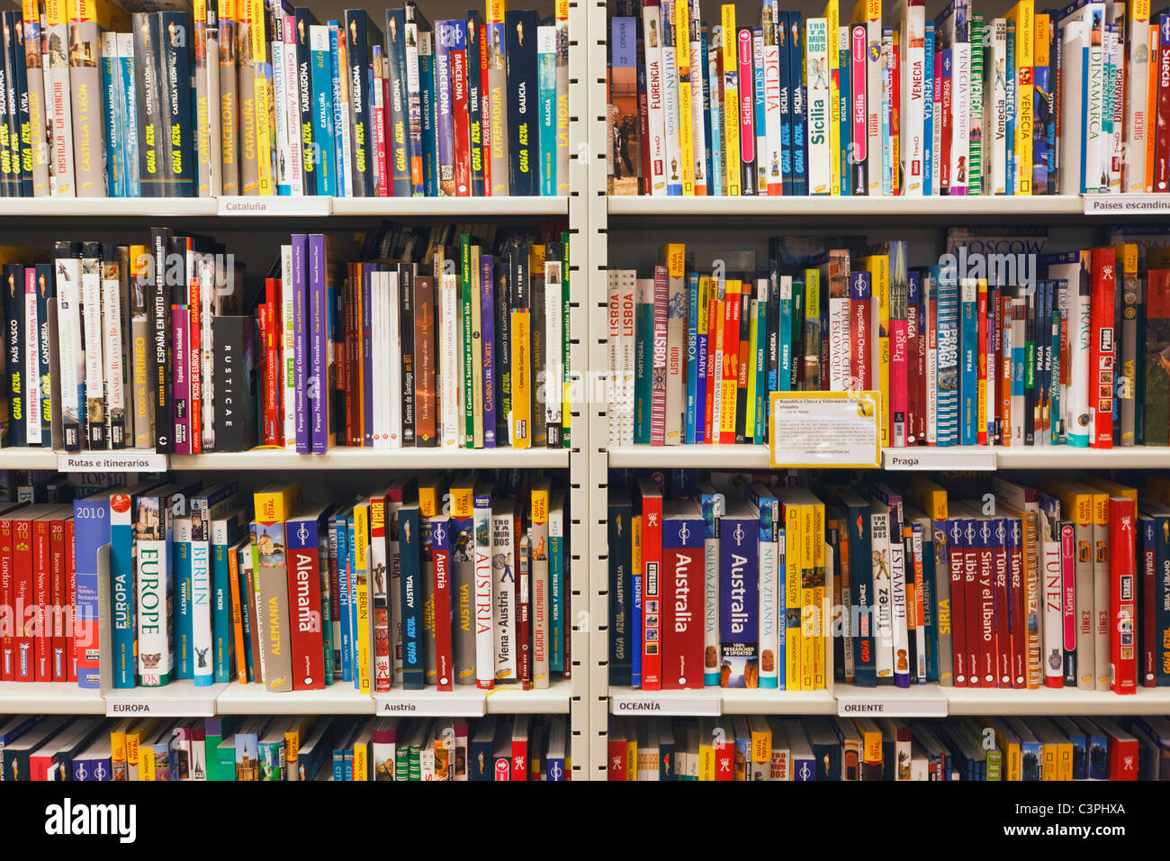 Righe di spagnolo e inglese guida nel mondo i libri in scaffali di libreria FNAC, Marbella, provincia di Malaga, Costa del Sol, Spagna. Foto Stock