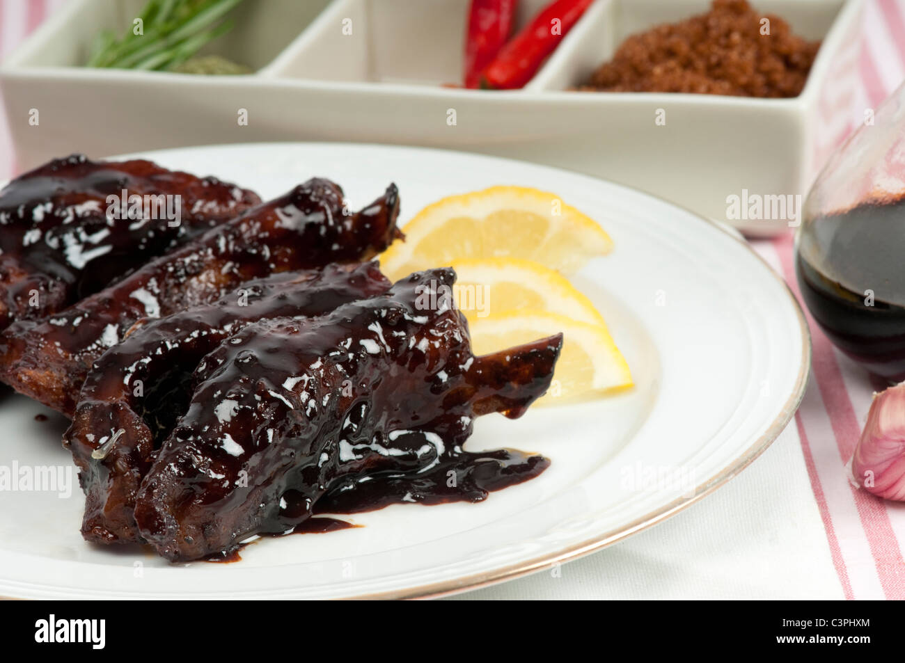Molto appiccicoso costolette su di un piatto con ingredienti. Foto Stock