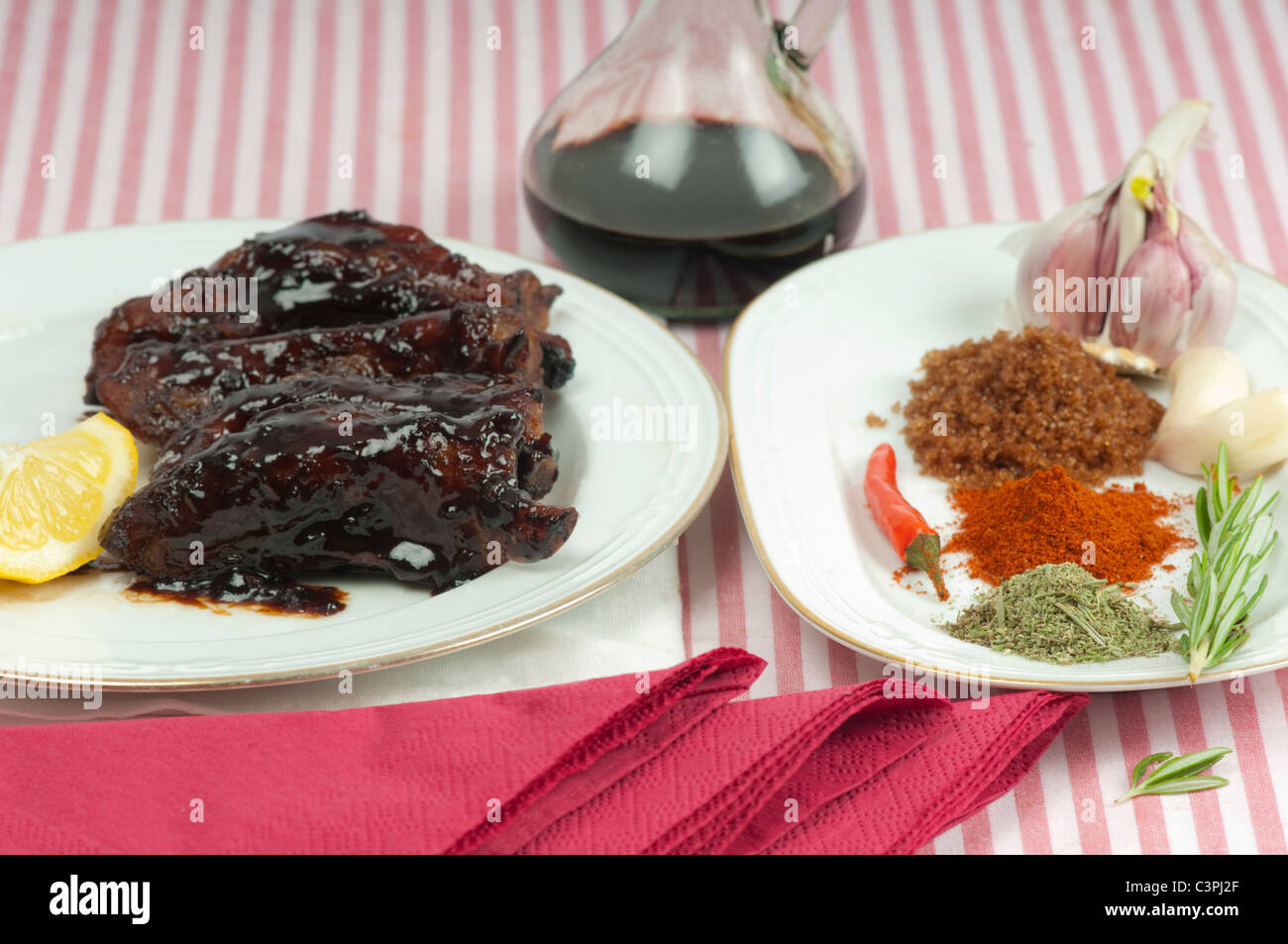 Molto appiccicoso costolette su di un piatto con ingredienti. Foto Stock