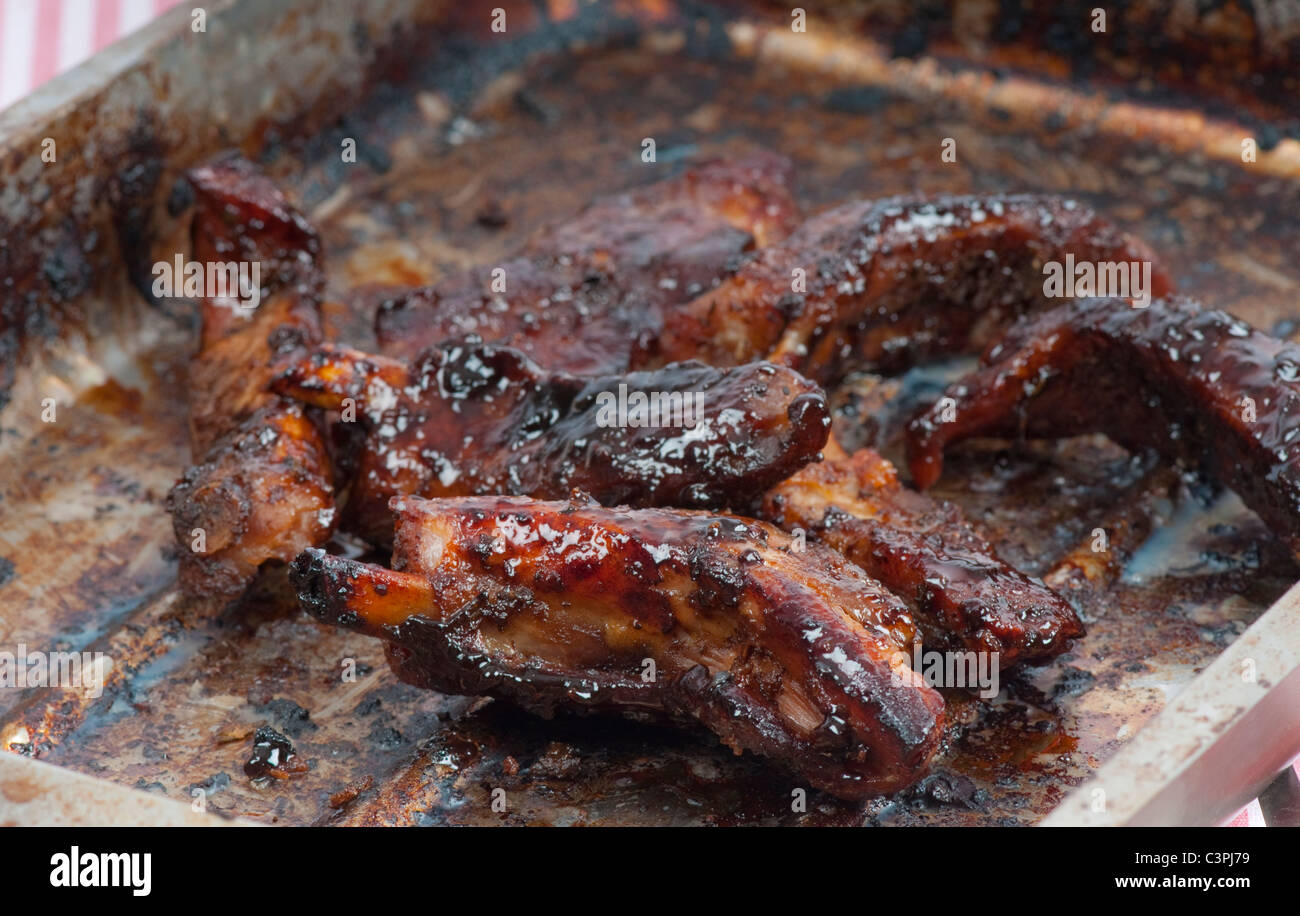 Molto appiccicoso costolette su di un piatto con ingredienti. Foto Stock