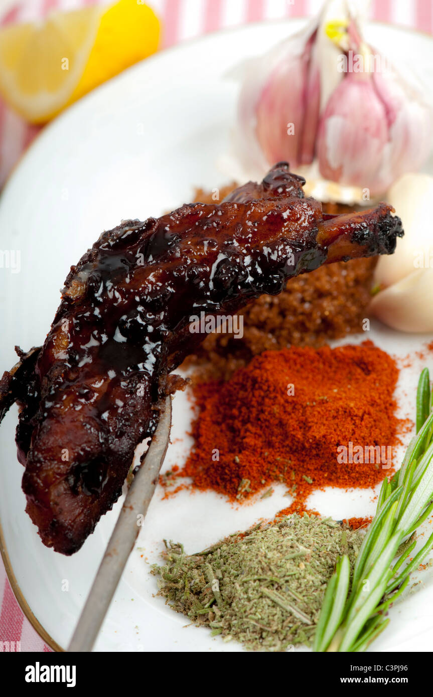 Molto appiccicoso costolette su di un piatto con ingredienti. Foto Stock